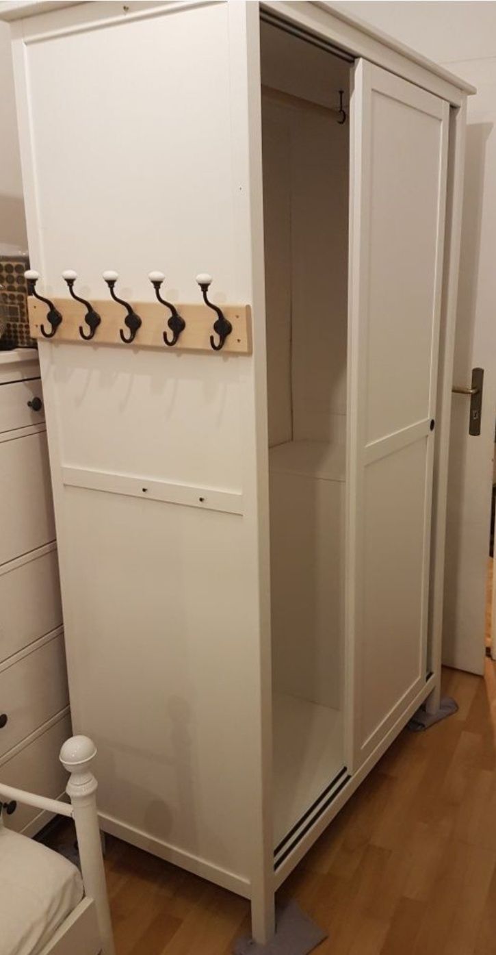 szafa biała ikea hemnes z przesuwanymi drzwiami