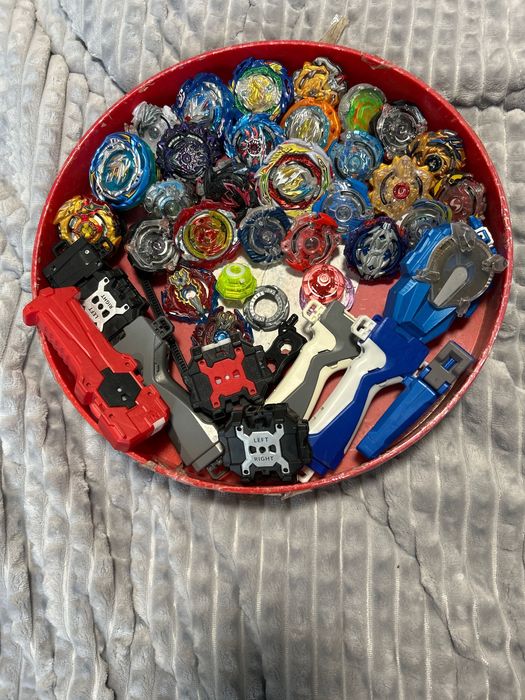 Продаю Бейблейди і запускалки на фото