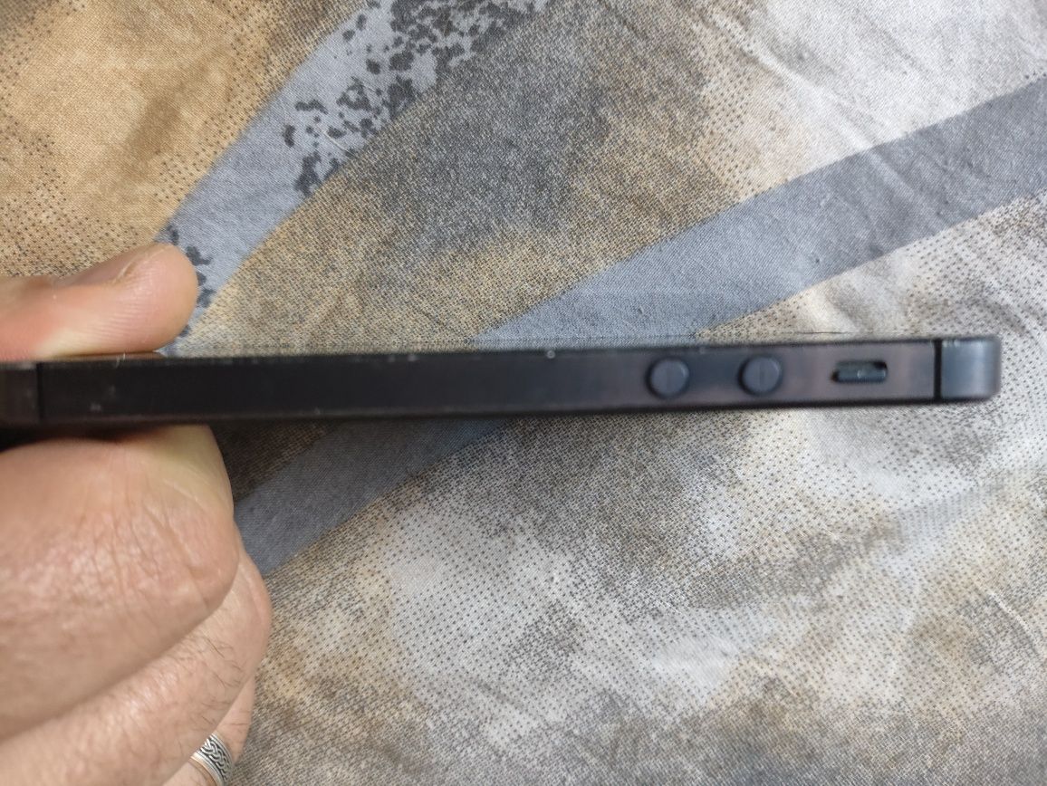 Продам iPhone 5 .