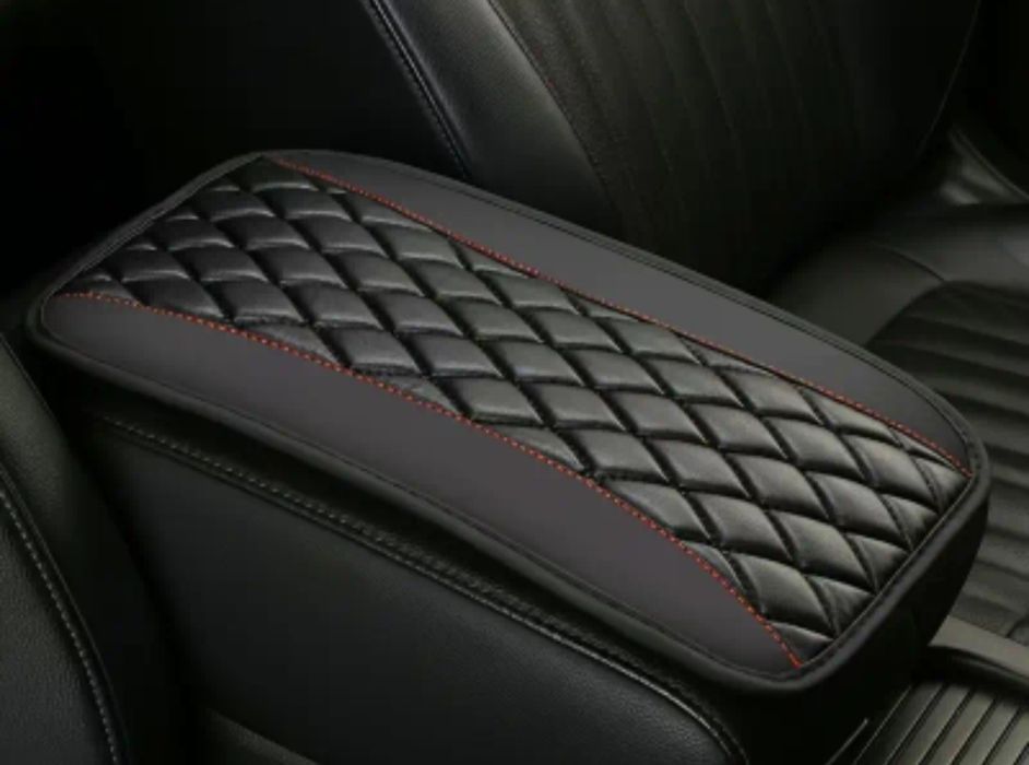 Накладка на подлокотник в салоне автомобиля..