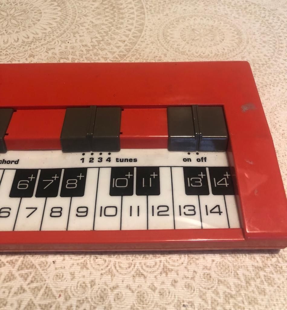 Piano vermelho pequeno