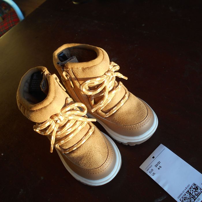 ** H&M Baby Waterproof shoes size 20-21 / Botas novas Bebe 20-21 **