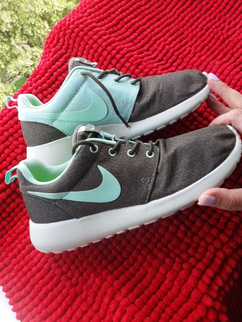 Кросівки жіночі Nike Roshe Run р 36