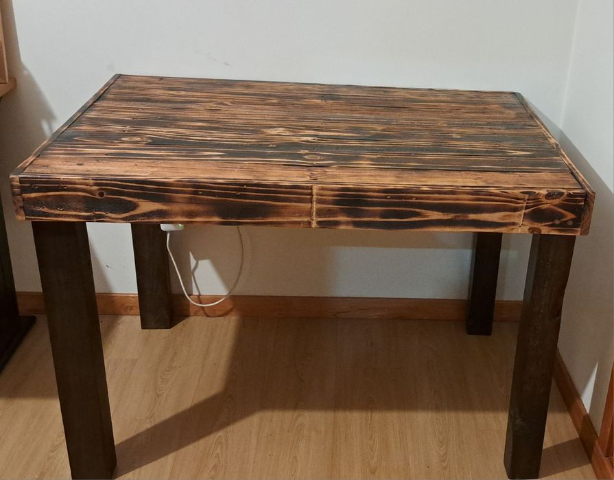 Mesa feita de paletes