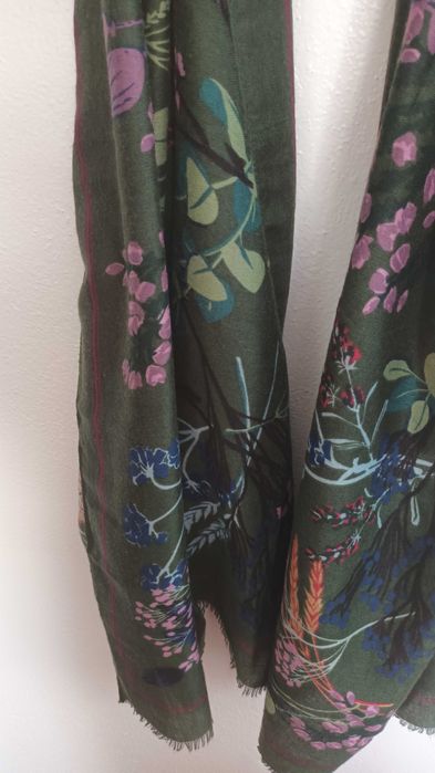 Echarpe florida com fundo verde
