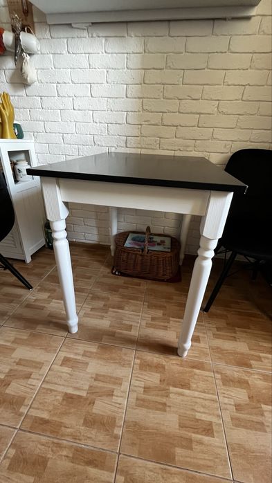 Stół w stanie bardzo dobrym, idealeny do kuchni
