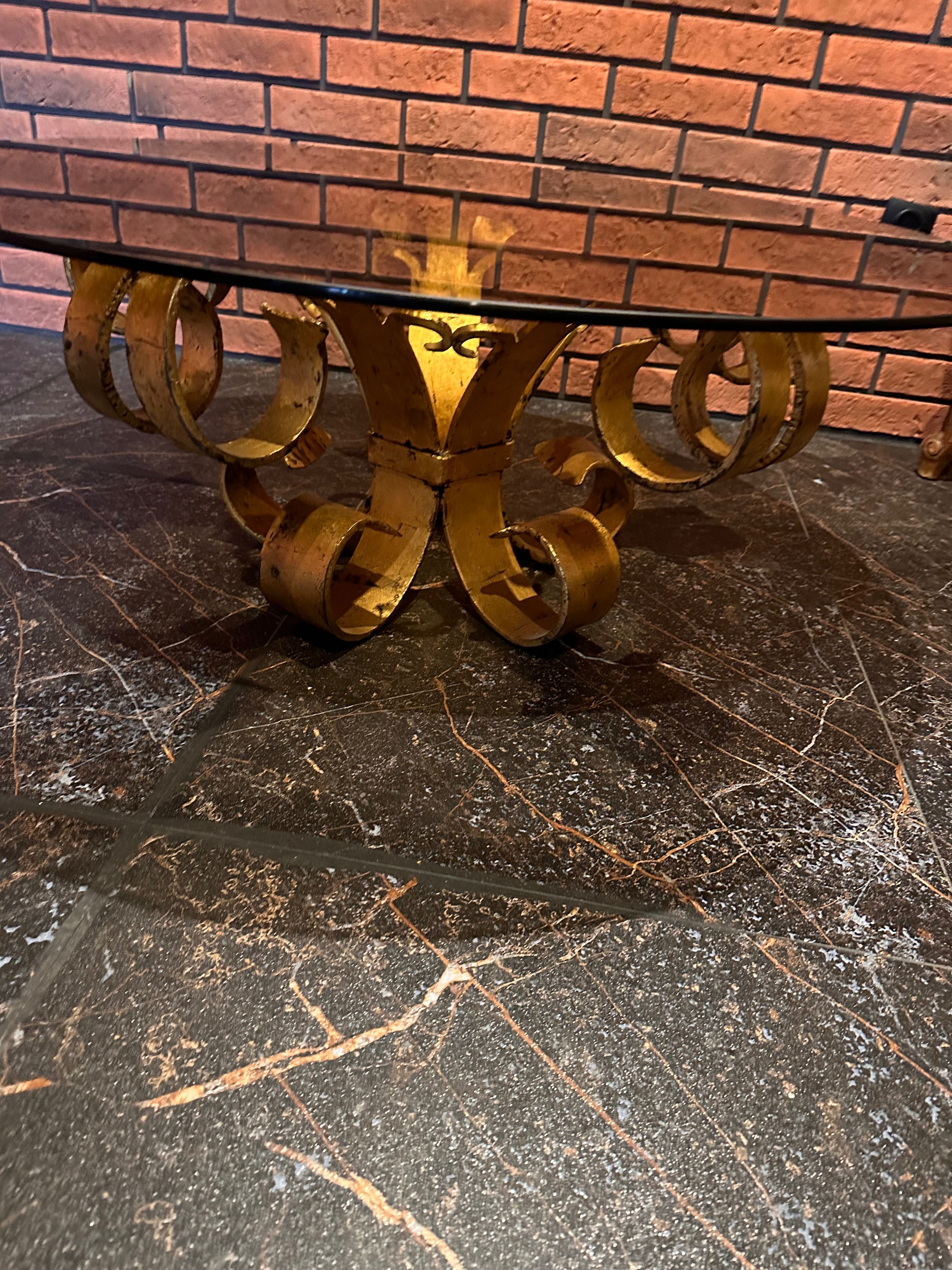 Stolik kawowy złoty ciężki połączenie stali oraz szkła