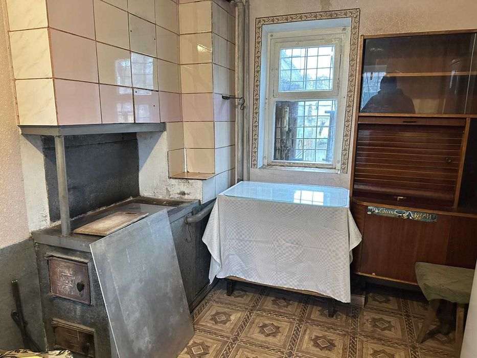 Продається будинок, складається з двох кімнат і кухні.