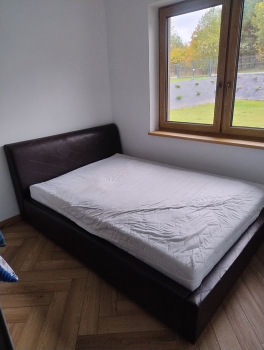 Łoże łóżko tapicerowane z materacem