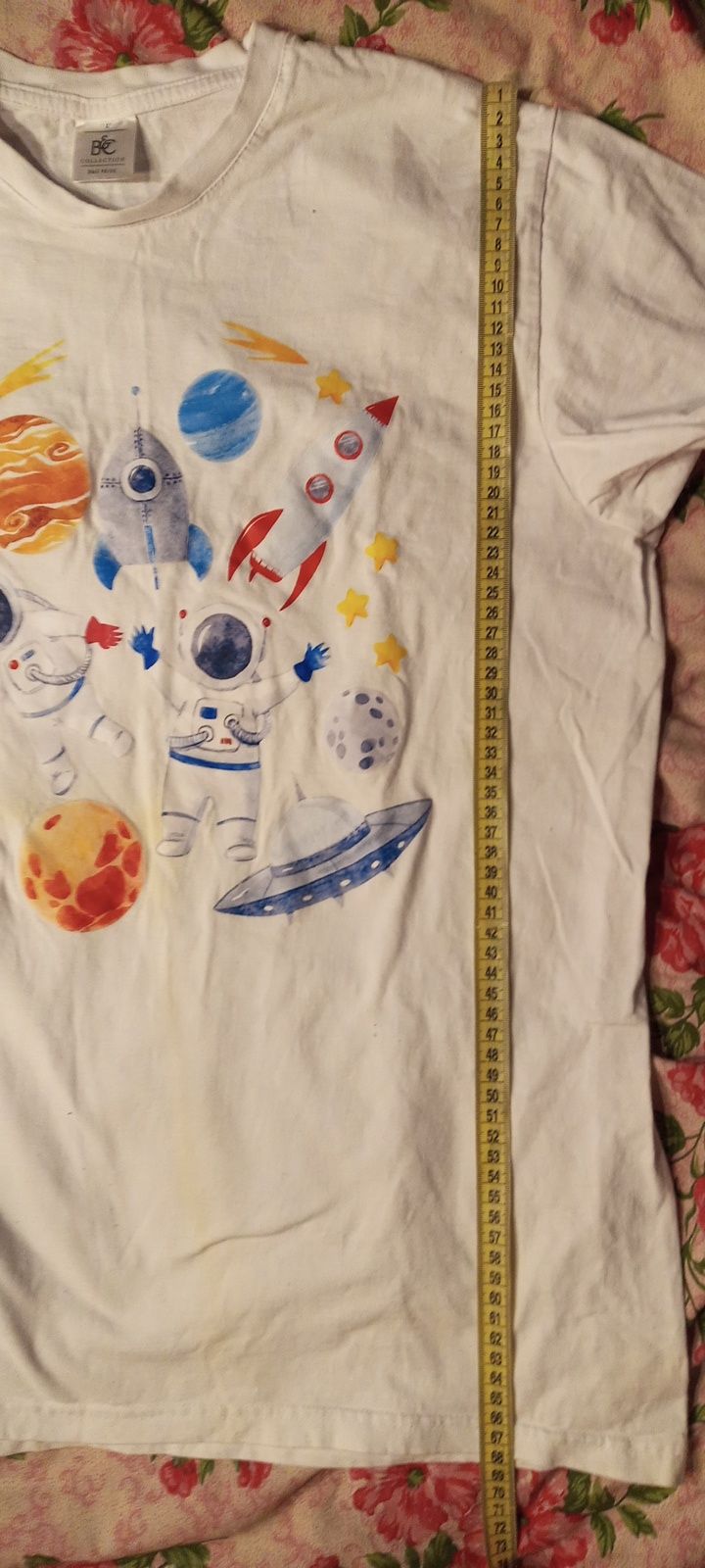 Biały t-shirt kosmos.