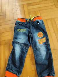 Modne spodnie do przedszkola z przetarciami z gumką 98