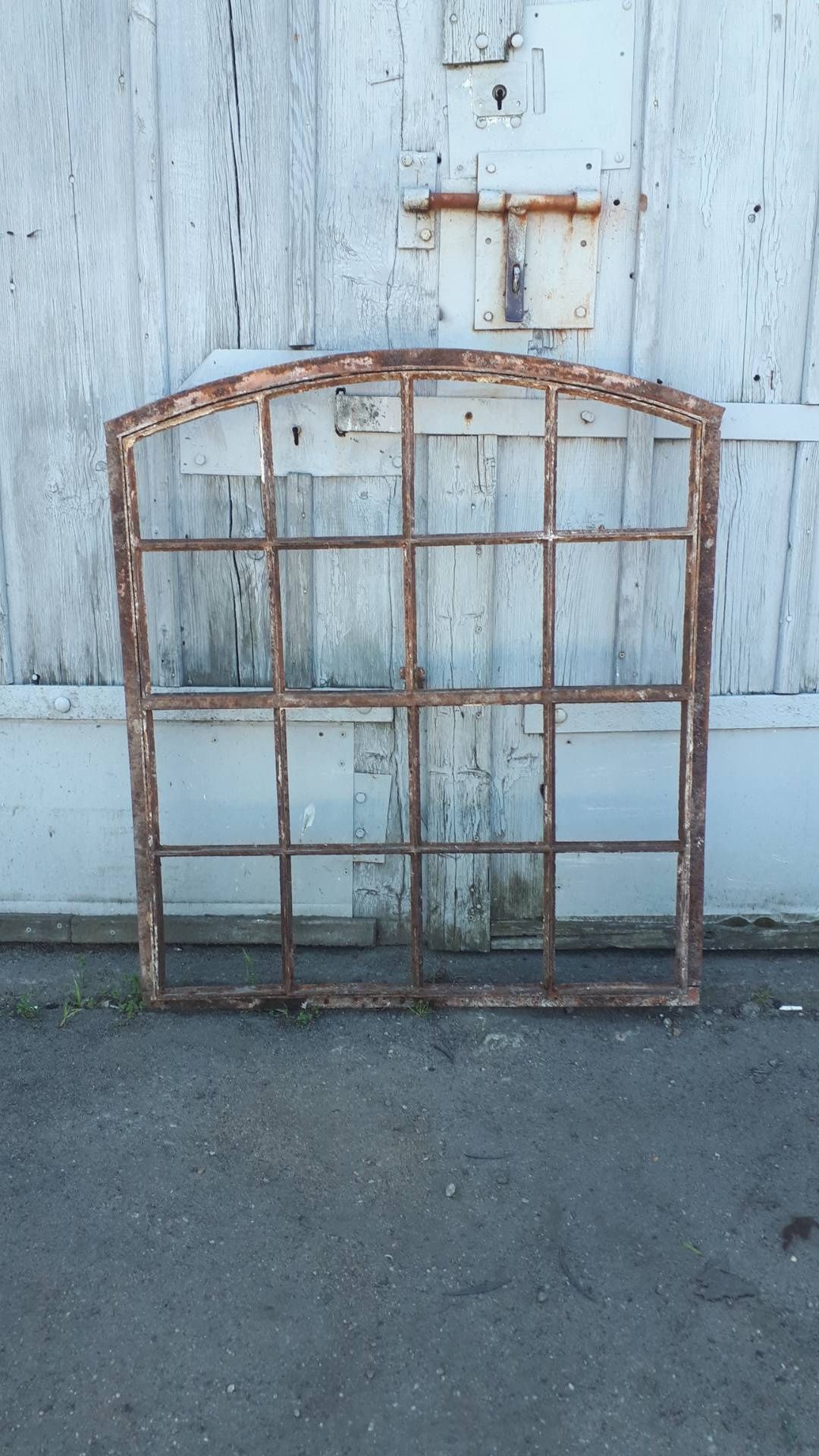 Stare duże uchylne okno metalowo- żeliwne