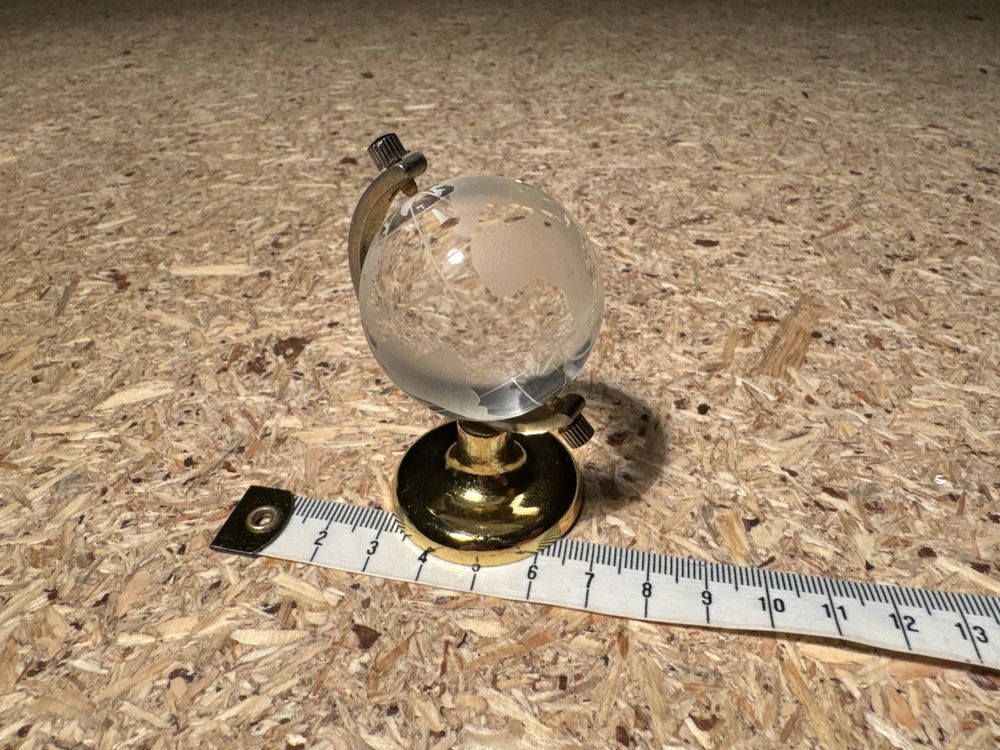 Kryształowy globus - ozdoba na biurko