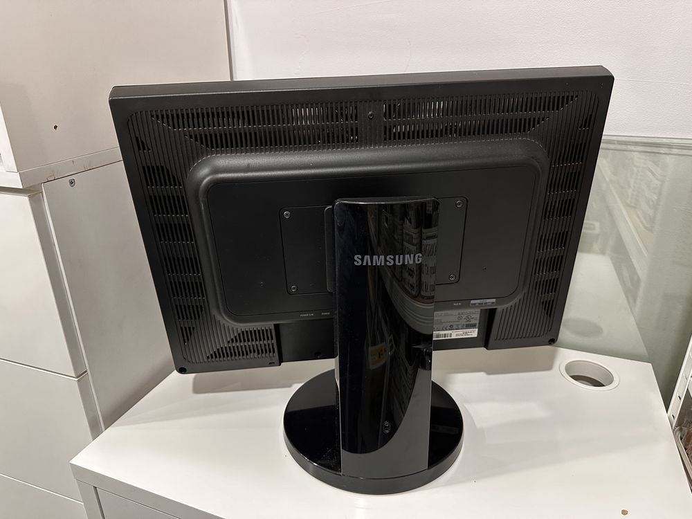 Monitor Full HD 24 cale Samsung Pivot poziom/pion 1920 x 1080