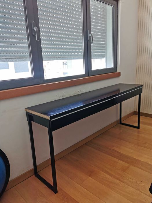 Mesa / Consola IKEA, de cor preta, com 2 gavetas