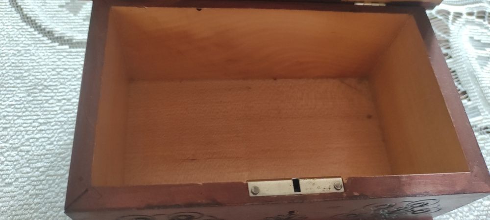 Drewniana skrzynka ozdobna