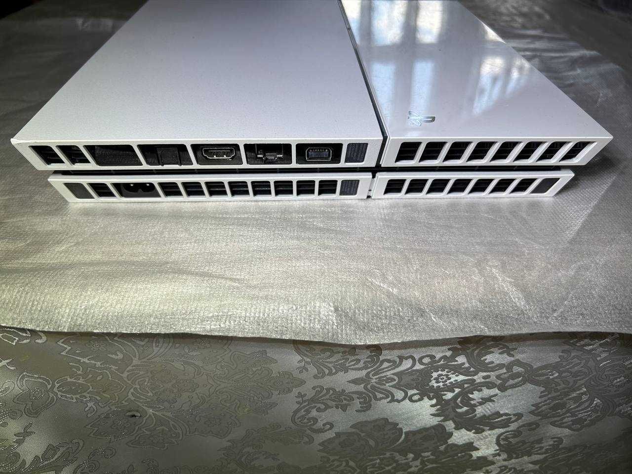 PlayStation 4 Fat (White) + 2 геймпада — отличное состояние