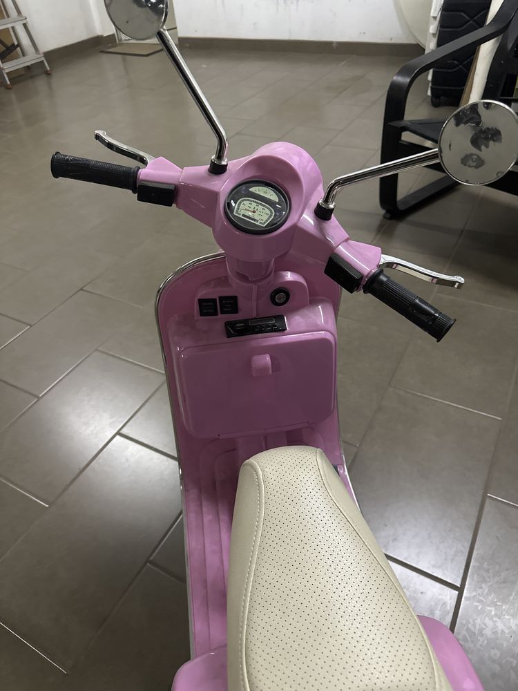 Vespa a bateria menina