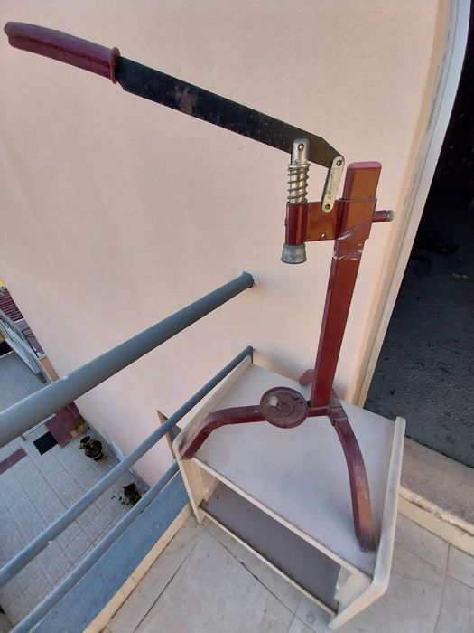 Máquina para engarrafamento com  cápsulas