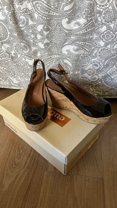 Sandália de salto Cubanas