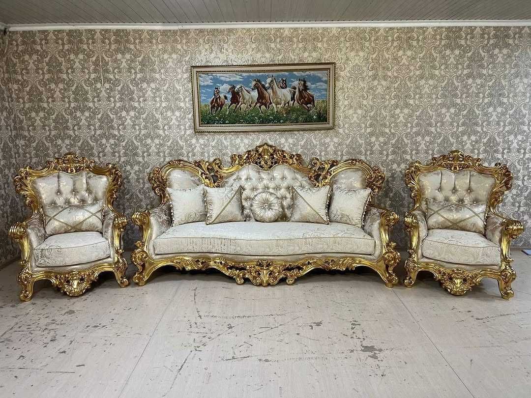 Поодам королевский диван і два крісла