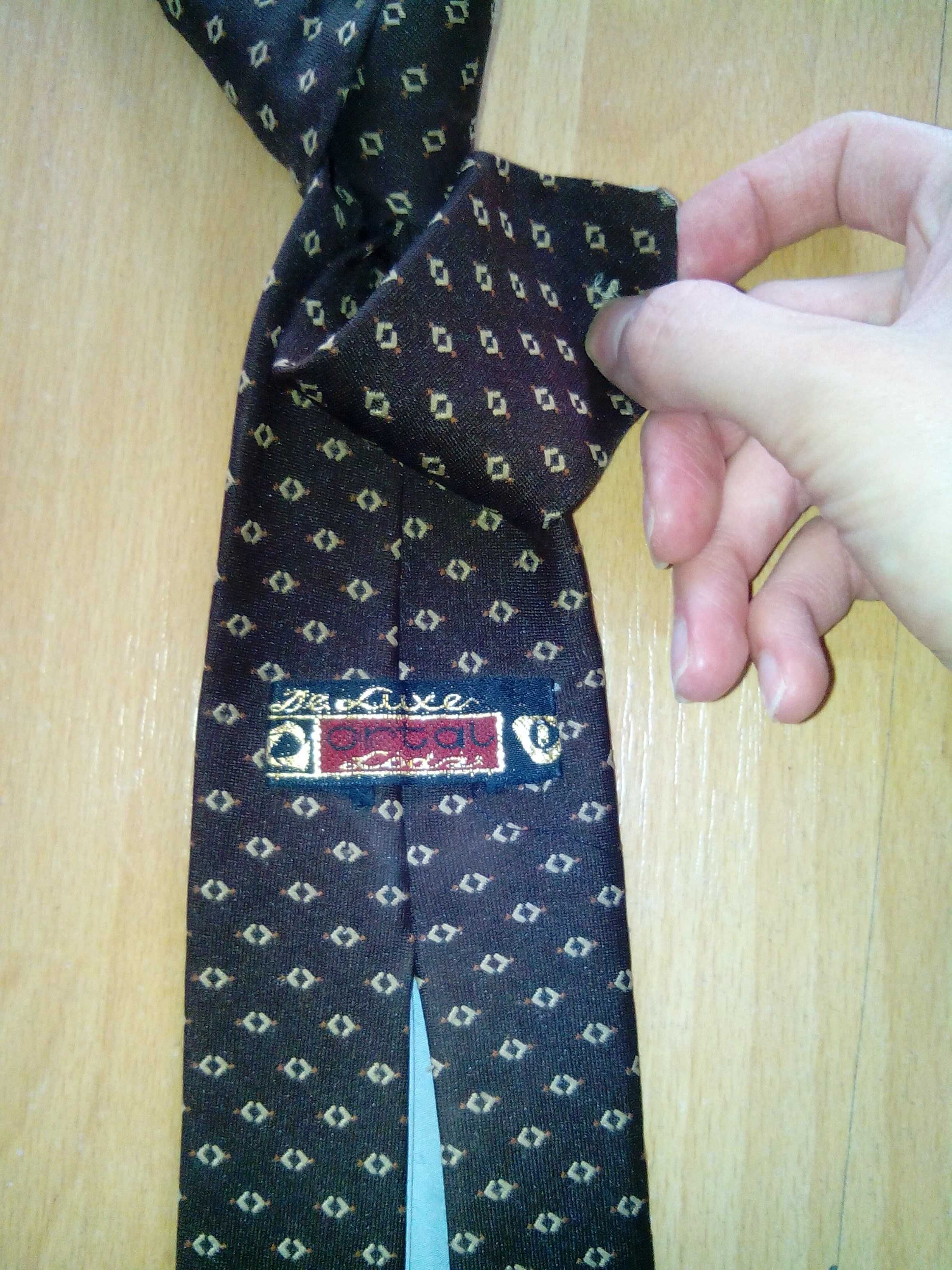 ciemnobrązowy krawat męski z delikatnym akcentem
