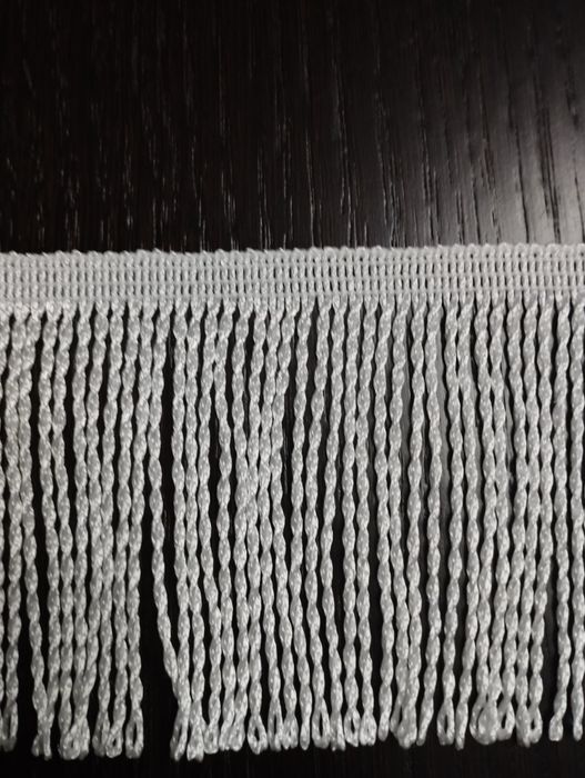 Taśma biała z frędzlami wys 7,5 cm . 7 metrów.