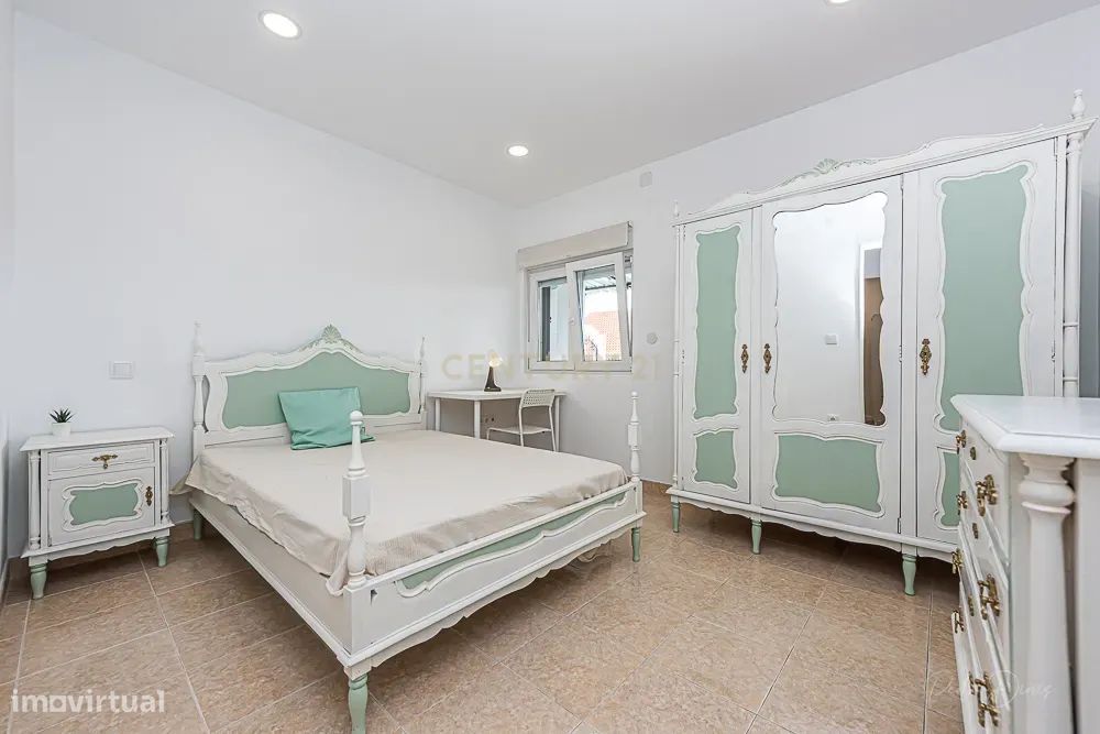 Alojamento Estudantil LÁ-SALETTE  ( quarto Periquito de Colar 10m2 )