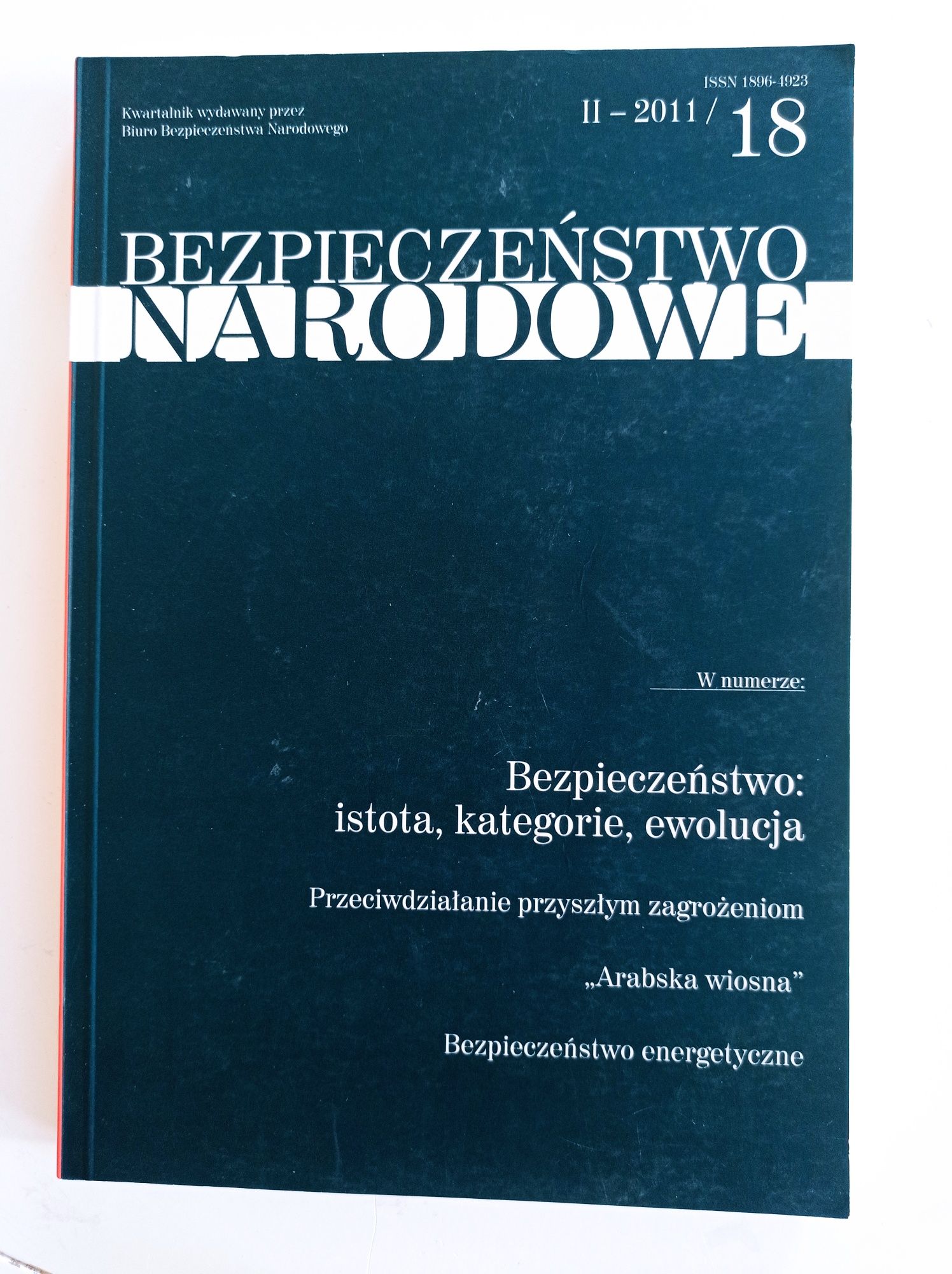 3 książki: Bezpieczeństwo narodowe, Świat nie na sprzedaż,  Surowce...