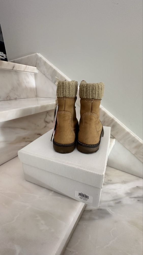 Botas de criança novas com etiqueta
