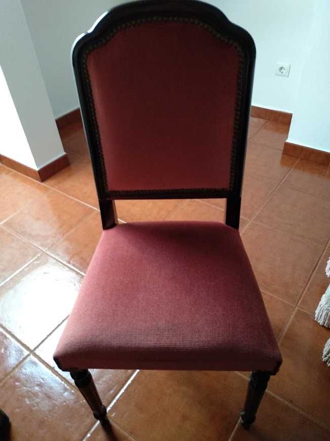 Cadeira em madeira estofada rosa velho