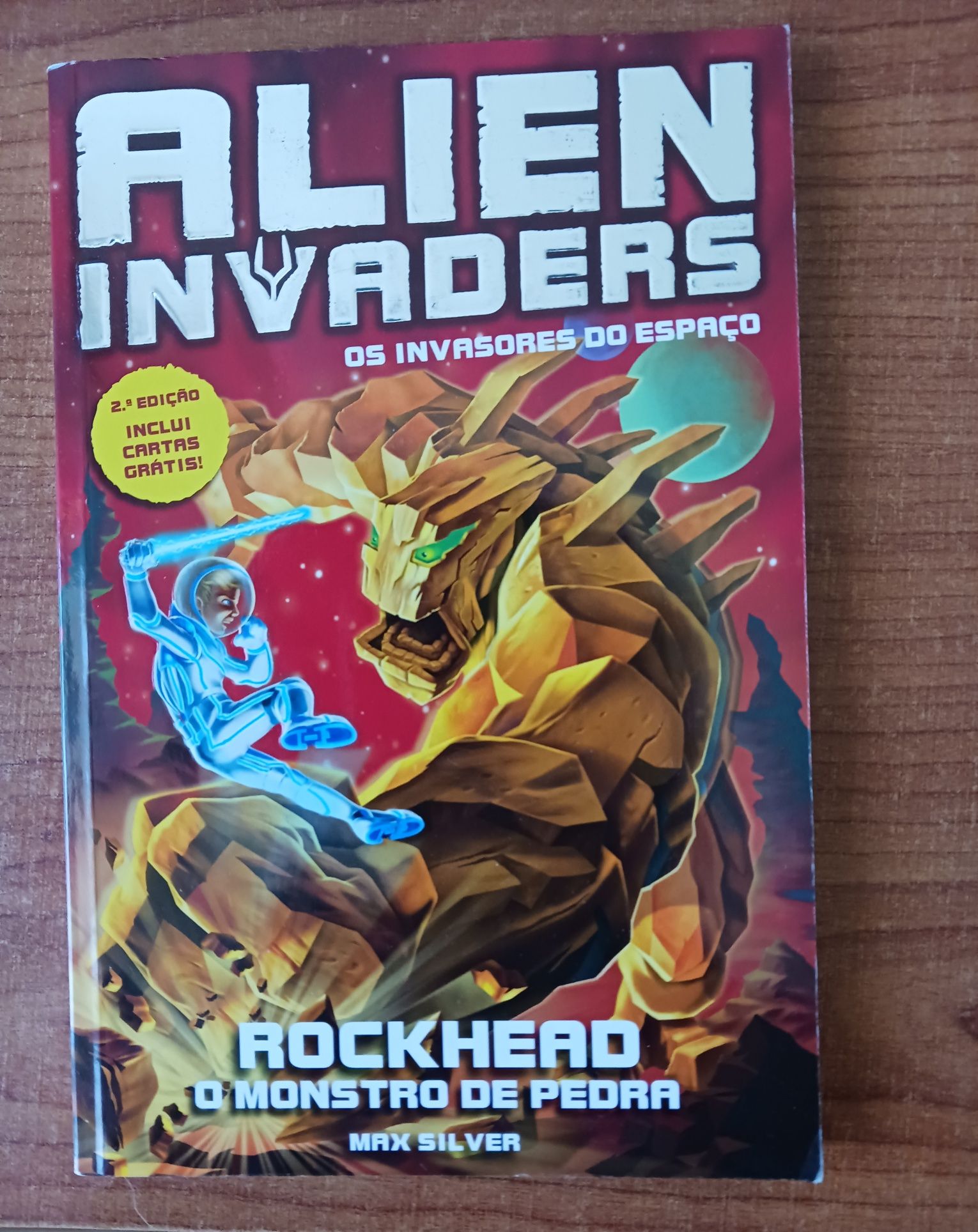 Livro "Alien Invaders" - Max Silver