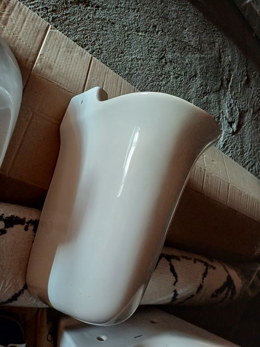 Nowa umywalka Koło z osłoną na syfon