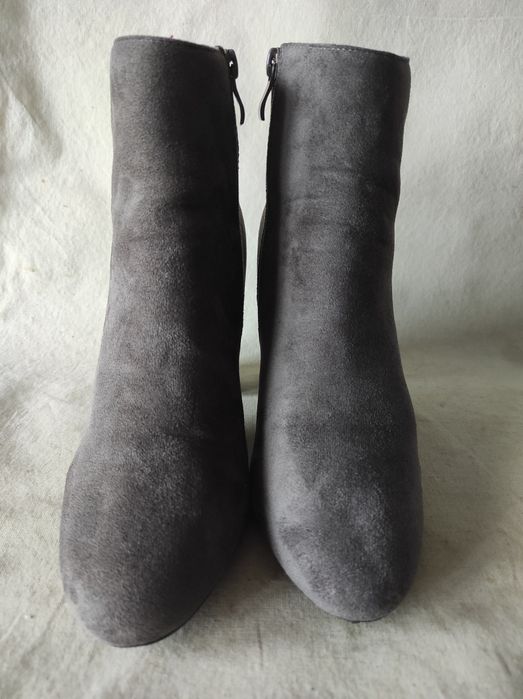 Szare botki zamszowe na słupku Casu nr 38