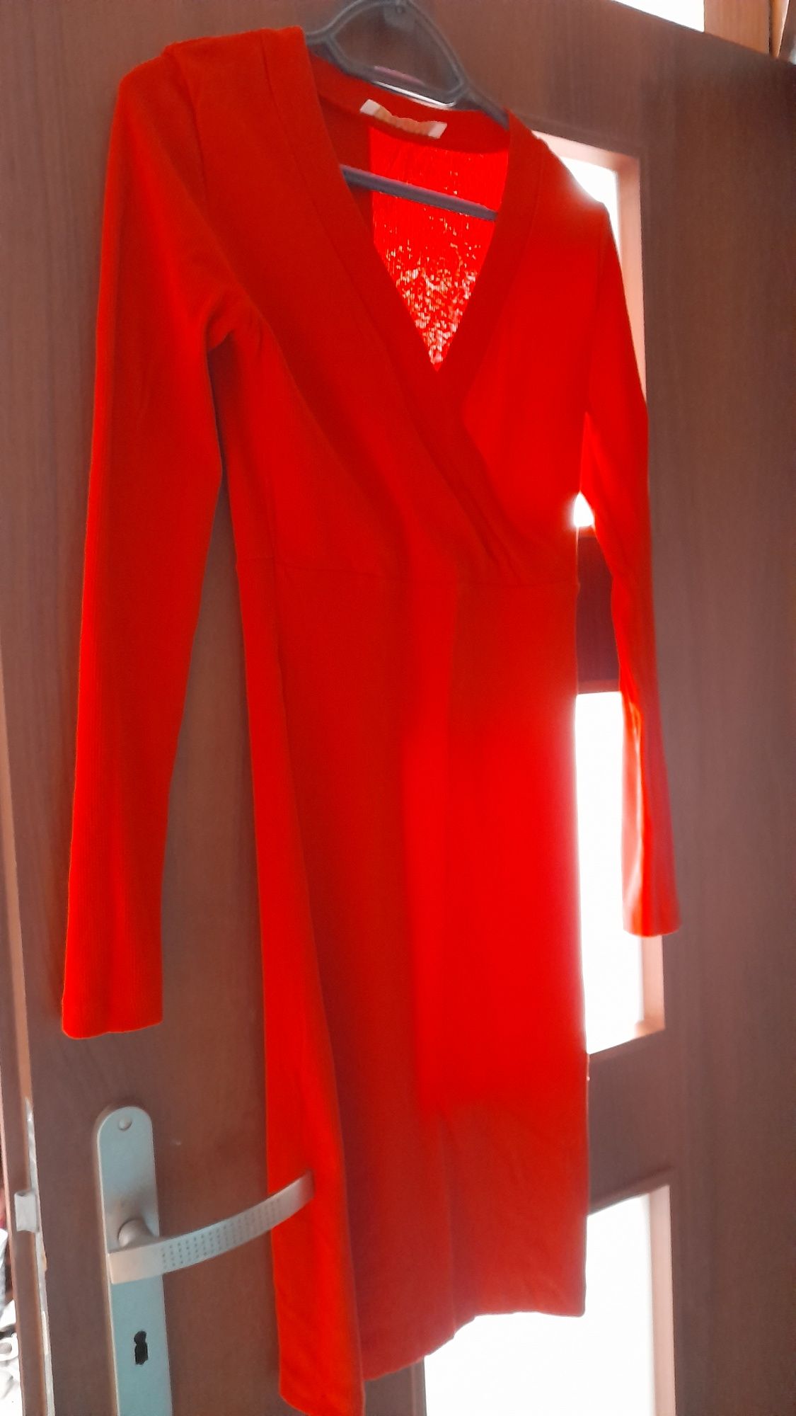 Czerwona sukienka prążki M