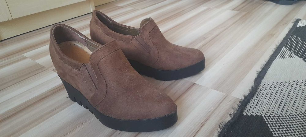 Buty damskie na koturnie i platformie