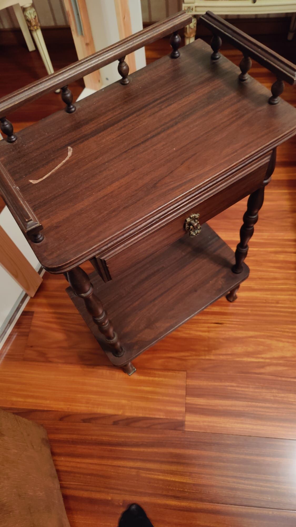 Mesa de apoio em madeira maciça