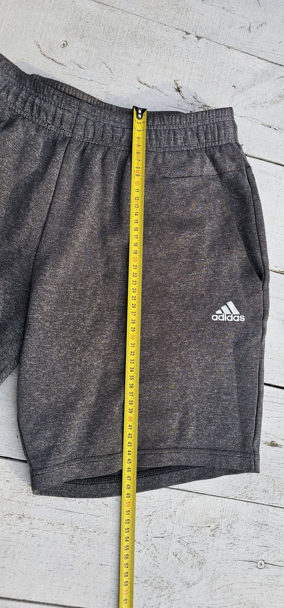 Adidas krótkie męskie spodenki rozmiar L wymiary na zdjęciach