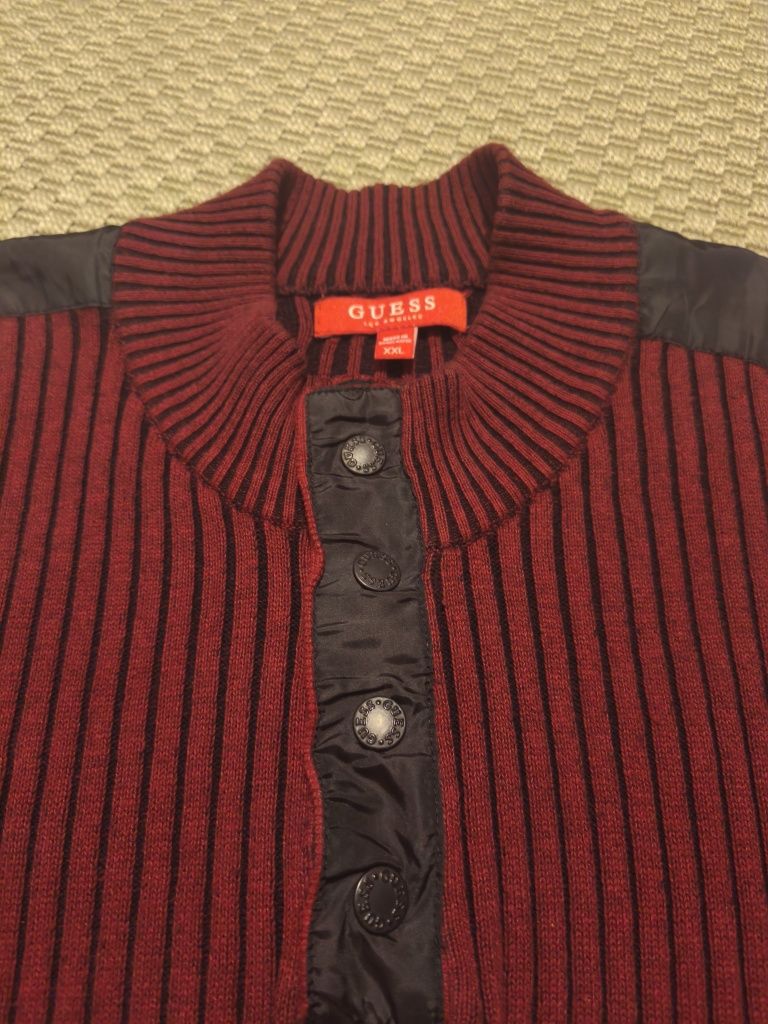 Guess original gola com botões.