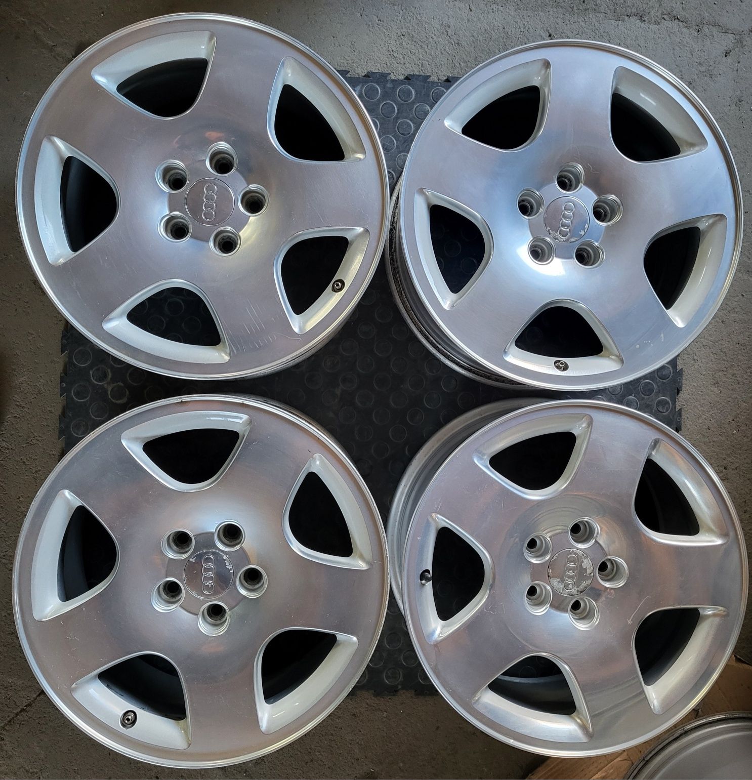 Felgi Aluminiowe 5x112 8Jx17 ET 48 Audi A8 Kute Polery