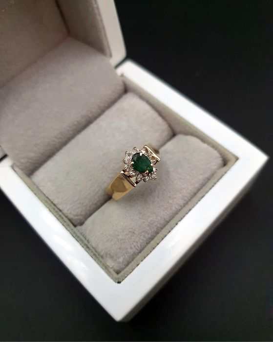 Śliczny Złoty Pierścionek zdobiony Szmaragdem i Brylantami