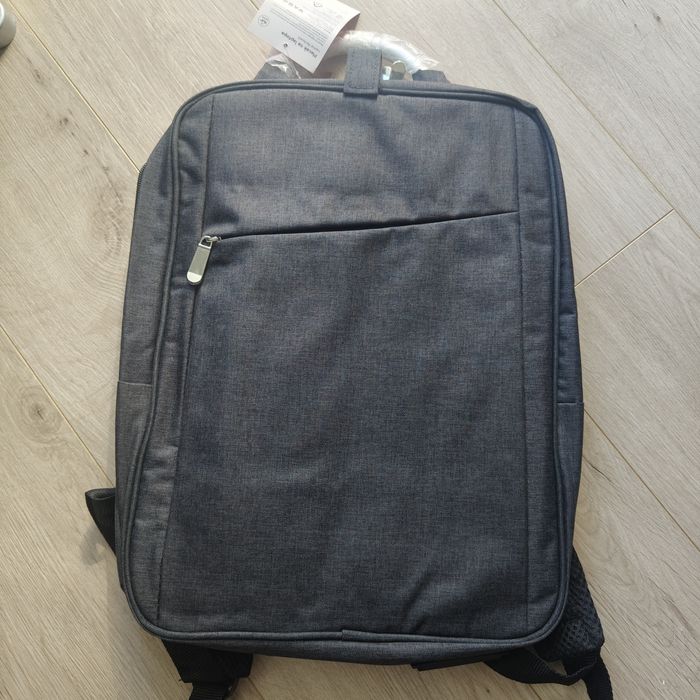 Szary plecak na laptopa