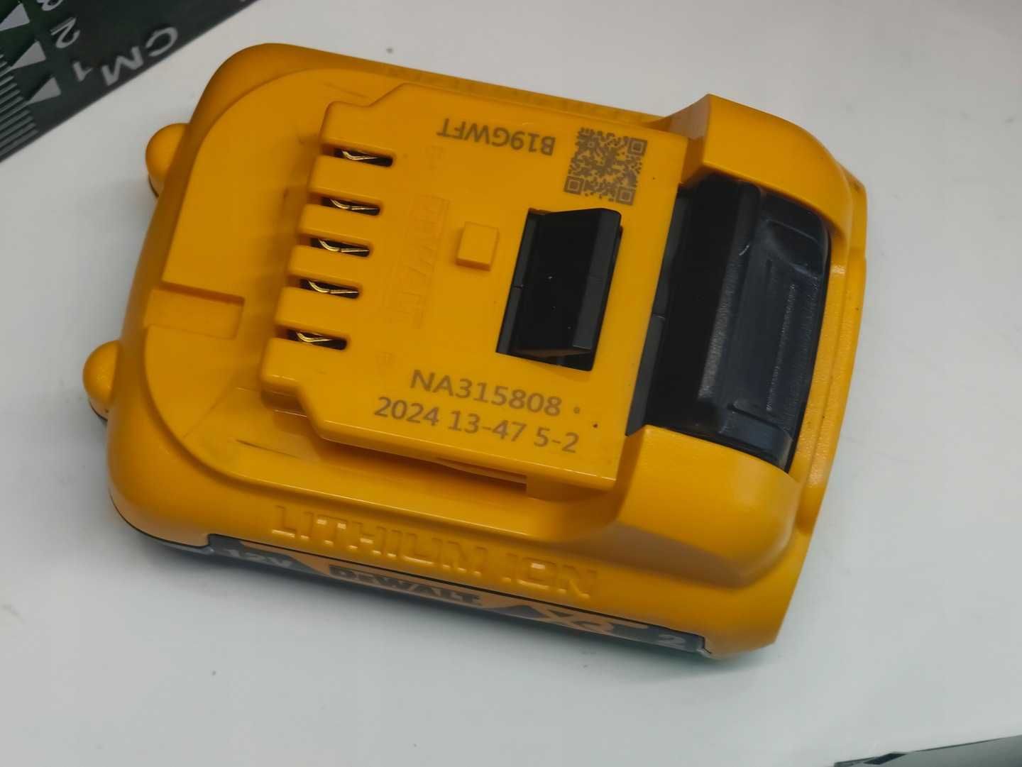 DEWALT laser linowy krzyżowy DCE0811G zielony 2x360° + walizka