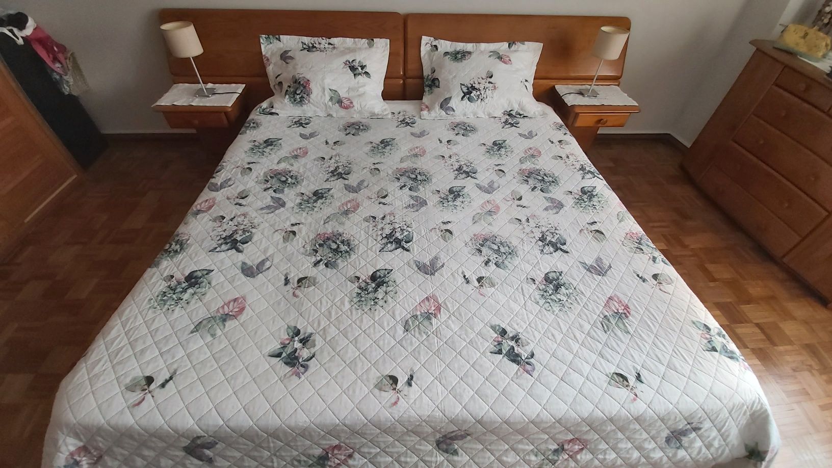 Cama mais cómoda com espelho da cerne