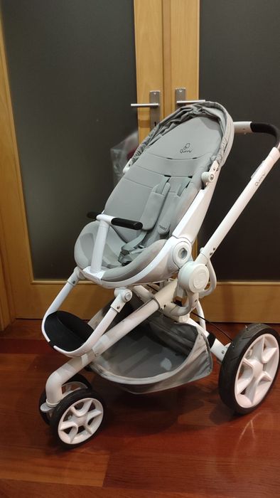 Carrinho Quinny Moodd + cadeira de papa + mesa atividades