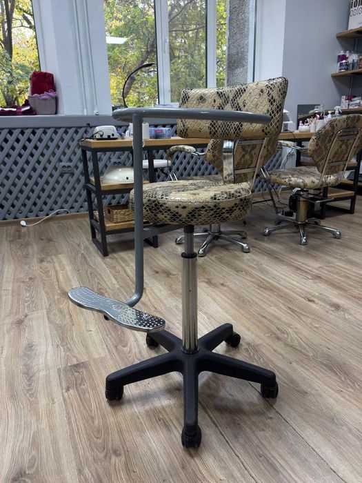 Продаж меблів для студії краси