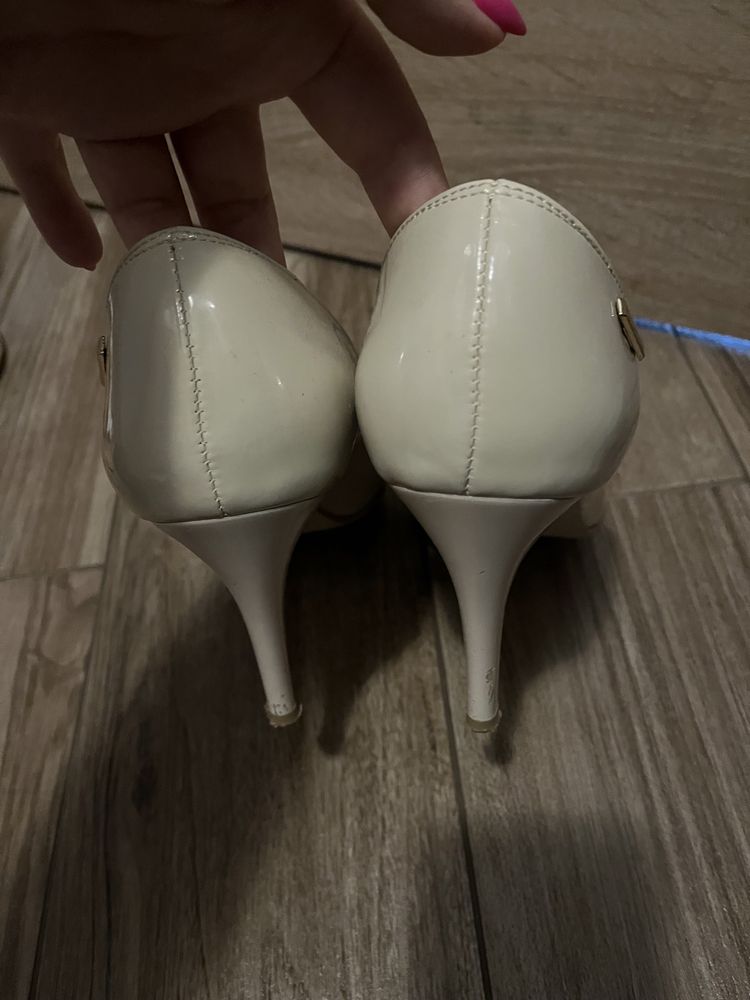 skórzane lakierowane szpilki nude rozm. 40