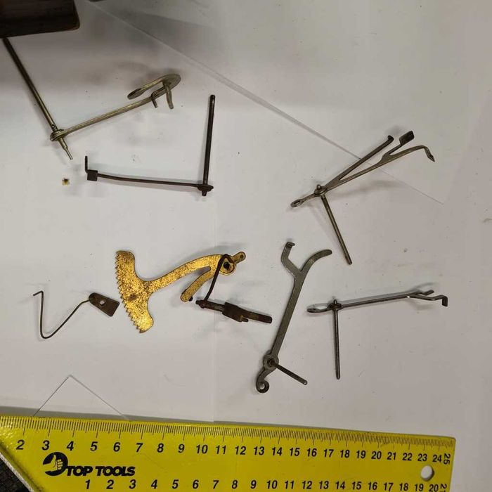 Wychwyt części dla zegarmistrza [49]