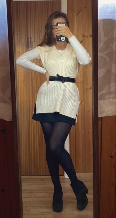 Вязана молочна жилетка