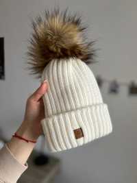 Kremowa czapka zimowa z dużym beżowym pomponem Woolk